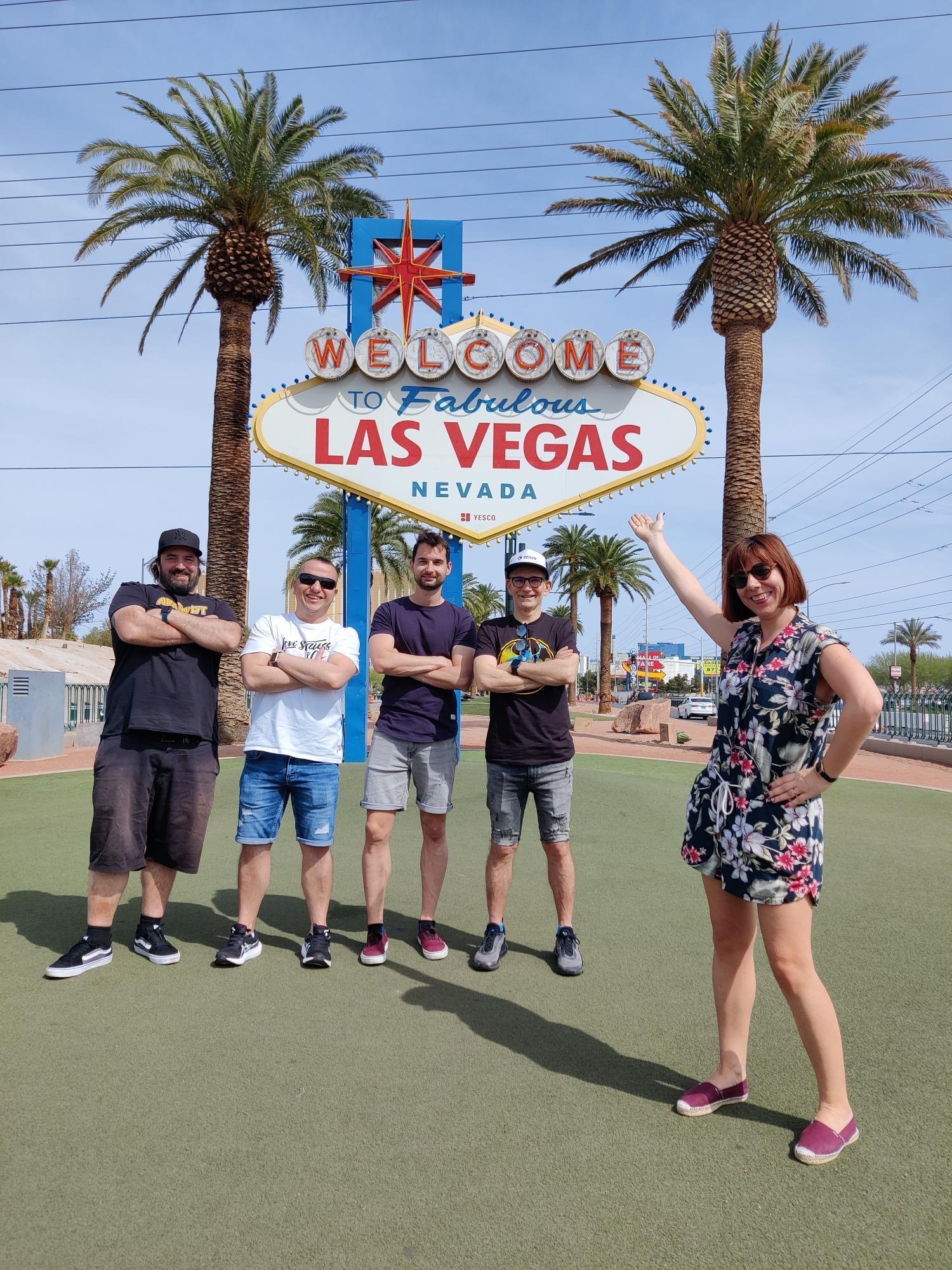 IMG_2El equipo de DEISER, no podía dejar pasar de fotografiarse con la icónica señal de Las Vegas.488