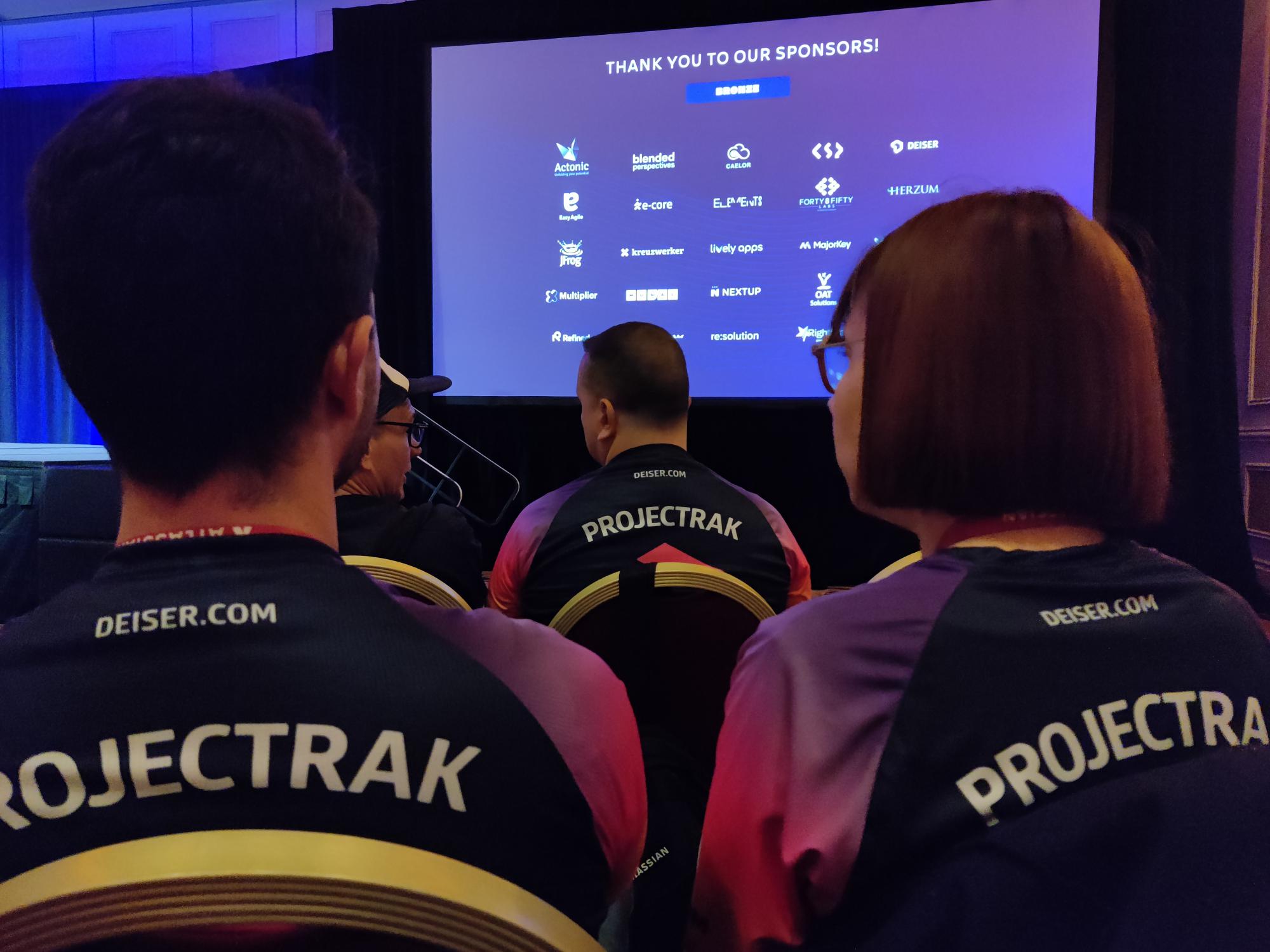 El equipo de DEISER con las camisetas oficiales del Team'22 de Projectrak, patrocinantes del Partner Connect.