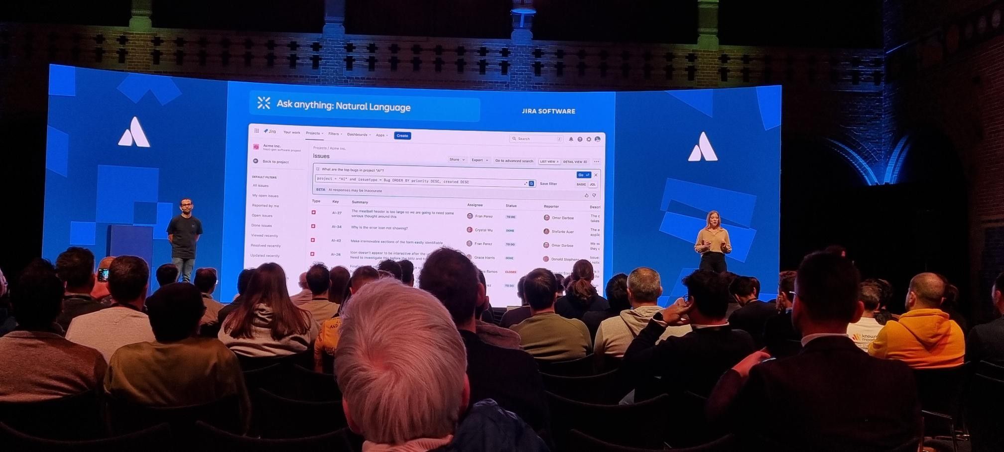 Sherif Mansour, Product Manager de Atlassian Intelligence y Melissa Miller Product Marketing Manager de Atlassian Intelligence, anunciando las nuevas capacidades de inteligencia artificial durante el Atlassian Unleash 2023.